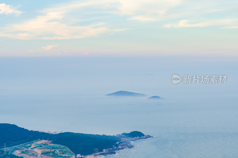 青岛崂山仰口峰顶俯瞰大海晚霞