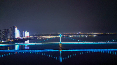 航拍湖北襄阳汉江凤雏大桥夜景