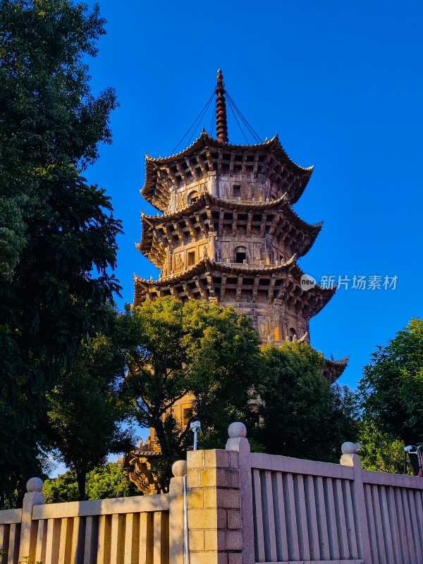 蓝天下多层古塔建筑全景