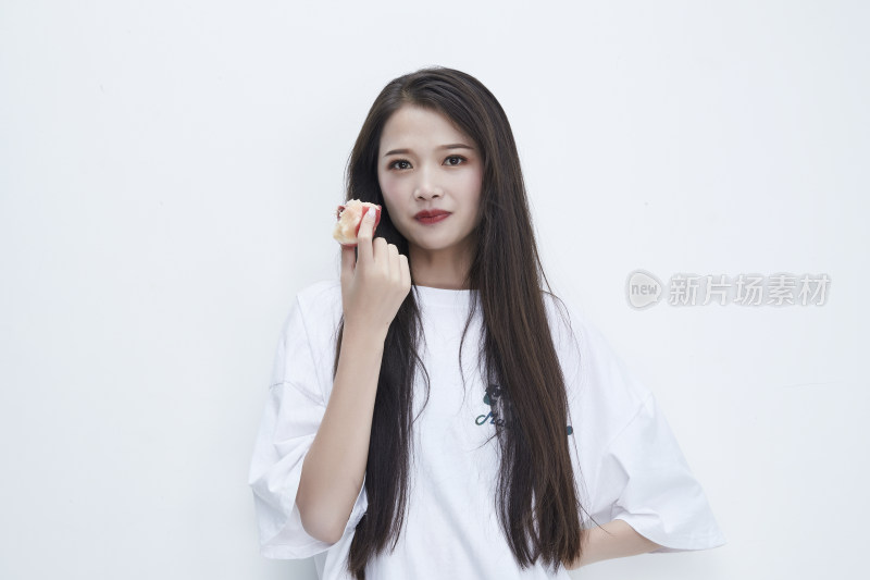 吃桃子的穿白色长T血衫的长发可爱少女人像