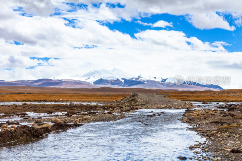西藏喜马拉雅山脉雪山溪流