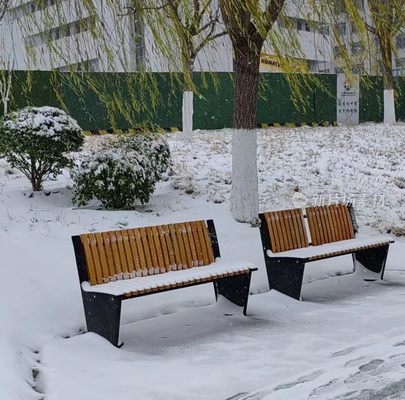 雪中户外长椅积雪覆盖景象