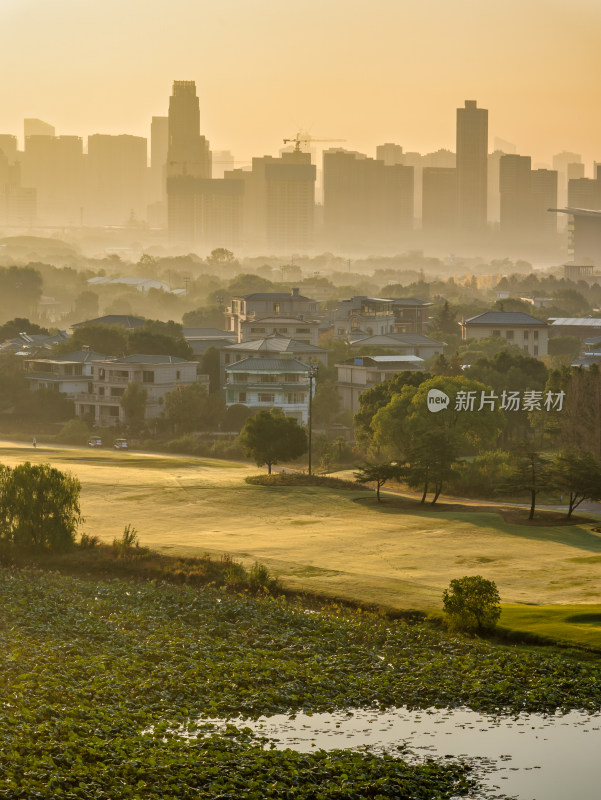 秋天武汉城市里的金银湖国际高尔夫球场