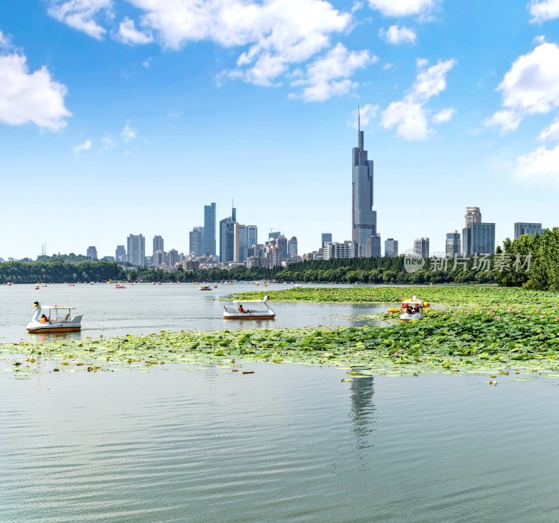 南京玄武湖城市湖泊游船与高楼景观