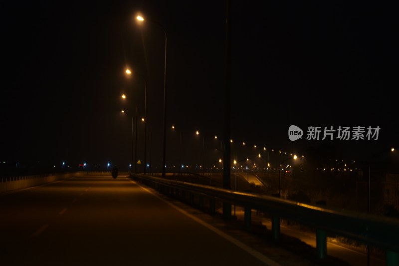 夜晚路灯下的大堤