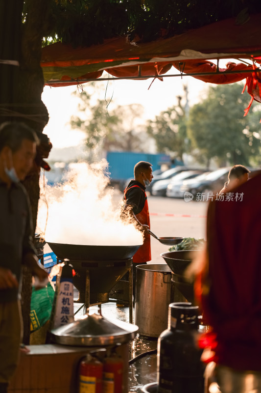 广东佛山热闹的中国传统节日气氛聚餐