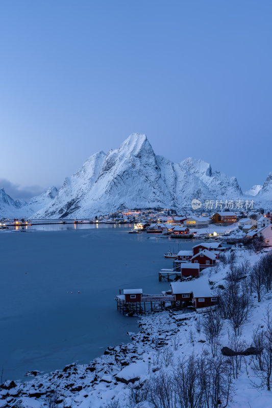 挪威罗弗敦群岛北极圈雷纳冬季雪景渔船风光