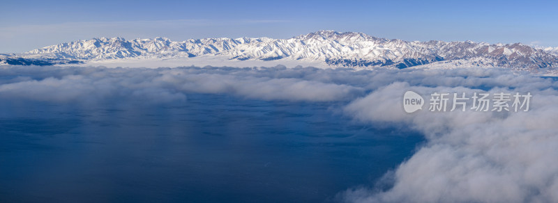 冬季赛里木湖雪山湖泊全景自然风光