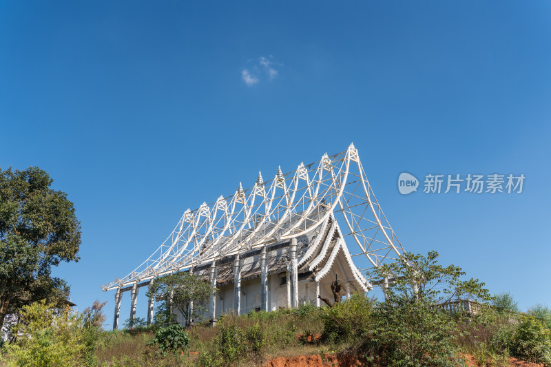 废弃的佛教建筑和佛像