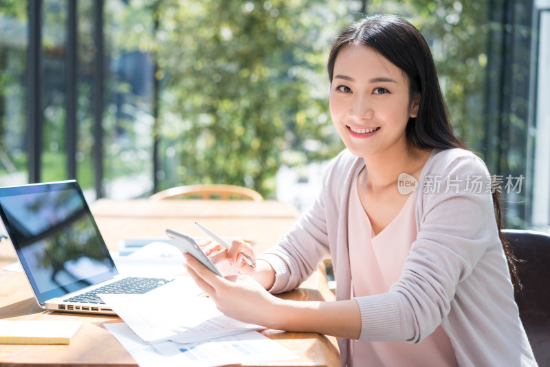 年轻女子使用电脑