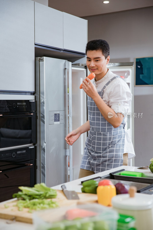 青年男人在厨房