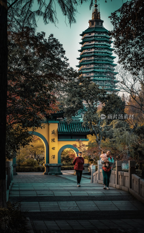 常州天宁寺游客在古塔景区内漫步