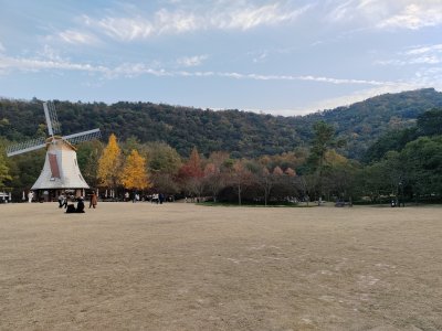 风车景观草地多人休闲场景