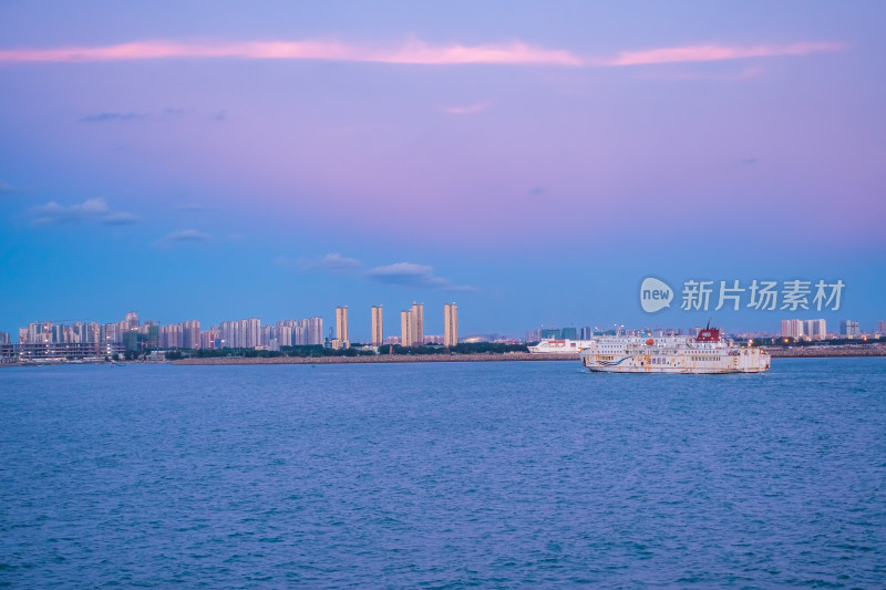 夕阳下的海口海上渡轮