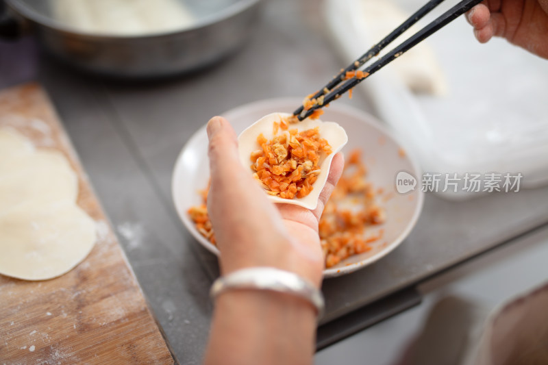 制作胡萝卜馅的饺子