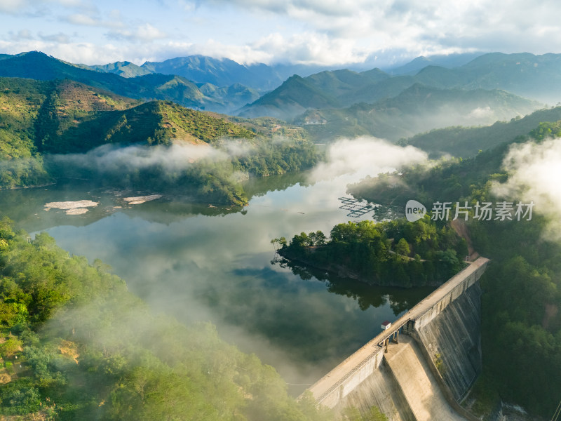 森林水库航拍云海