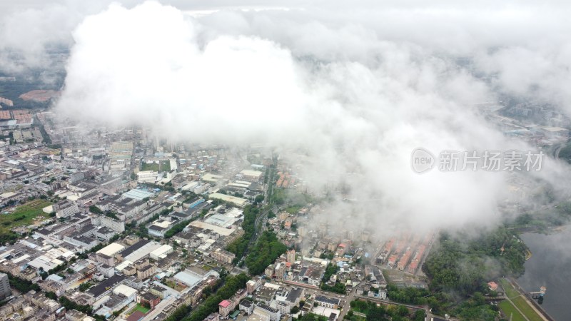 广东东莞：雨后城镇上空云雾缭绕