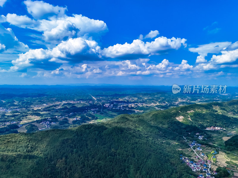 美丽乡村丘陵绿色植物航拍图