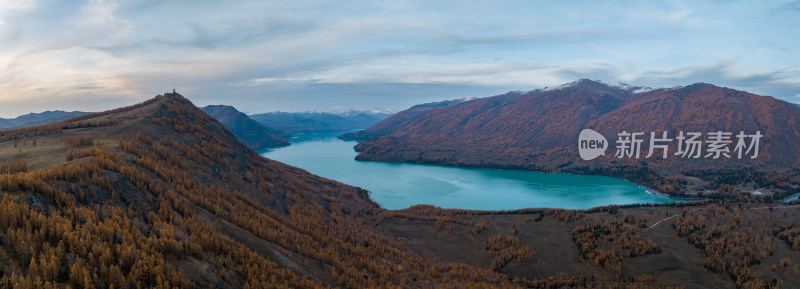 航拍新疆喀纳斯湖秋景全景