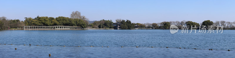 中国杭州西湖碧空映衬下的湖景全景图