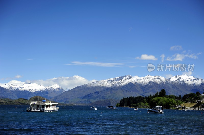 新西兰雪山湖泊游船风景