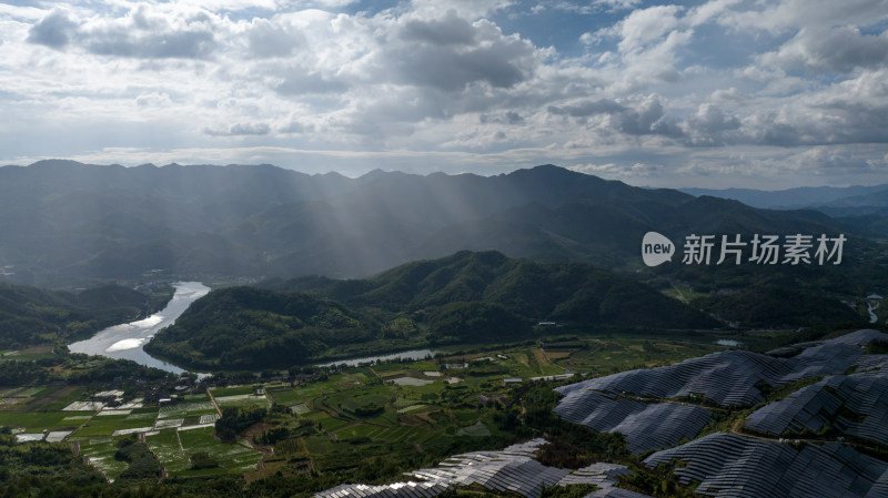 航拍大型的光伏发电基地，高兴科技能源产业