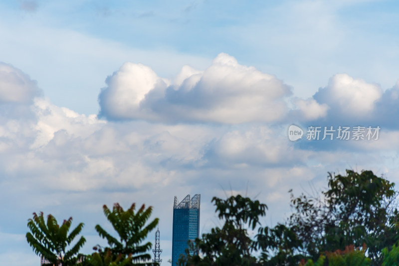 城市上空多云天气下的建筑景观