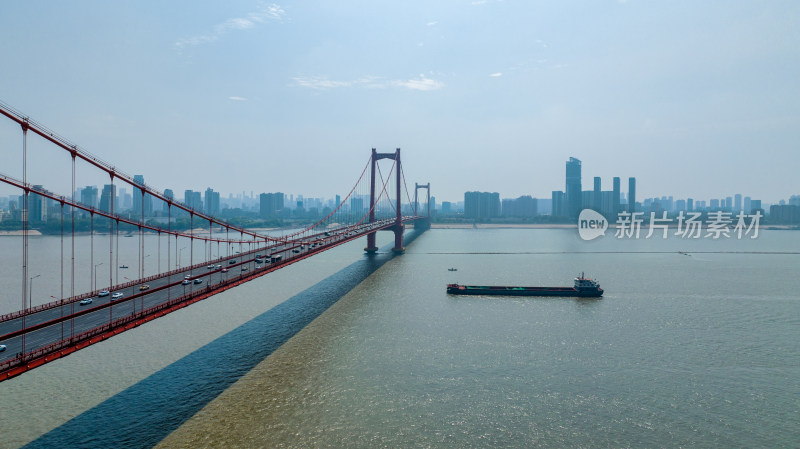 武汉鹦鹉洲长江大桥与长江航运