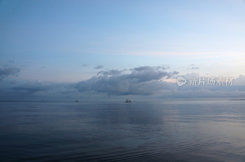 清晨的天空和海面