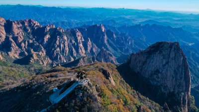 秦皇岛市祖山高山峻岭间的亭台楼阁航拍全景