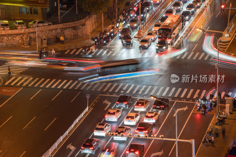 夜晚城市十字路口车水马龙的景象