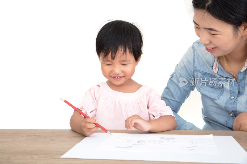 年轻妈妈或幼教老师在教小女孩画画