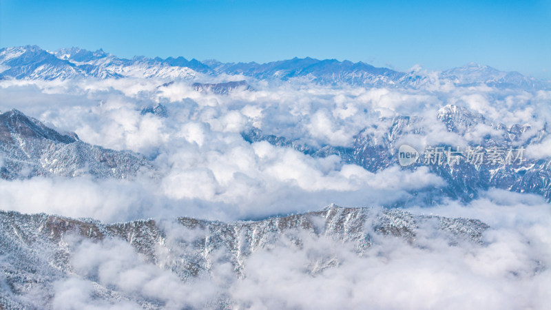 四川成都西岭雪山上空的云海群山航拍