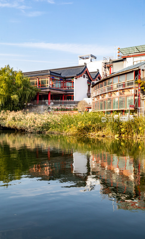 济宁老运河越河河道桥梁城市建筑倒影景观