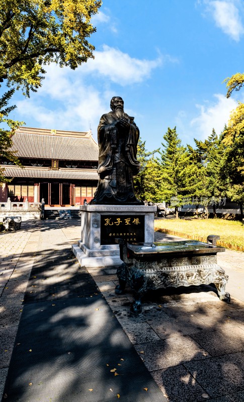 中式园林建筑与池塘景观