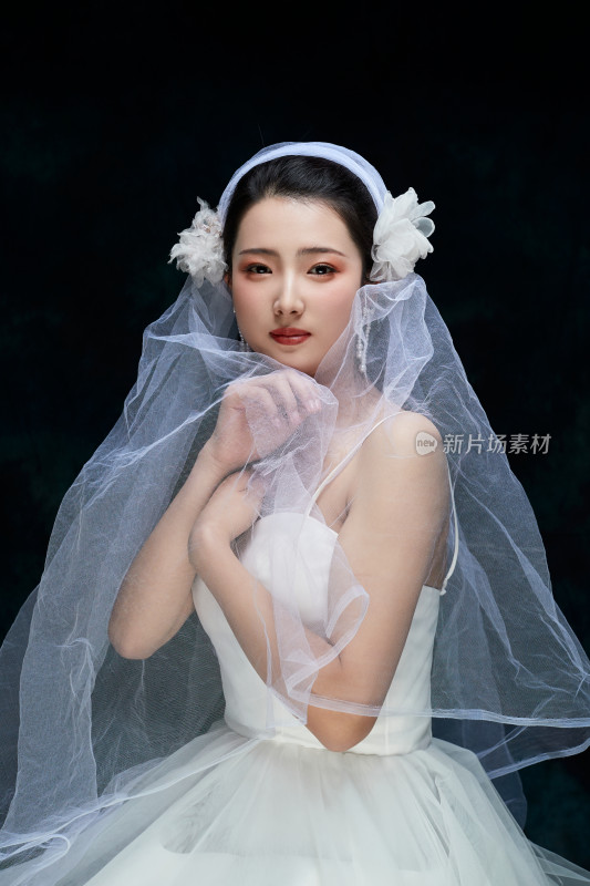 黑色背景下的女性复古婚纱妆面