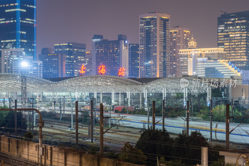 夜幕下的都市高铁站