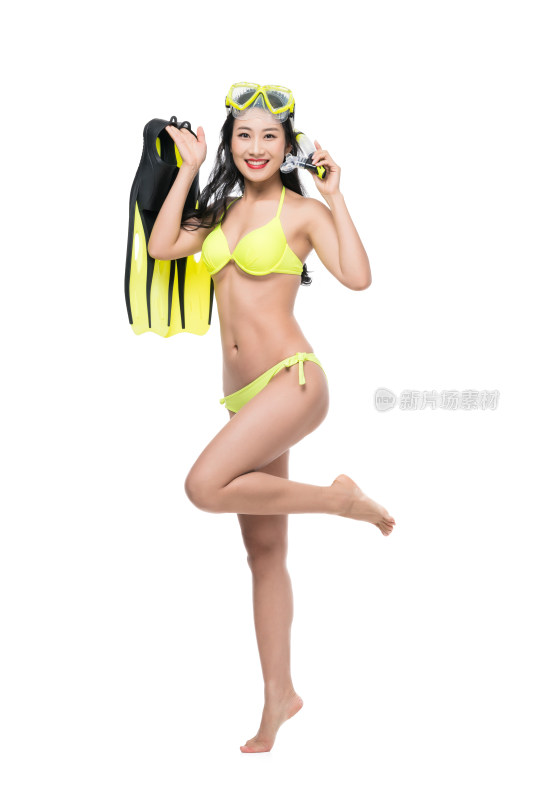 身穿黄色比基尼的年轻女子拿着潜水装备