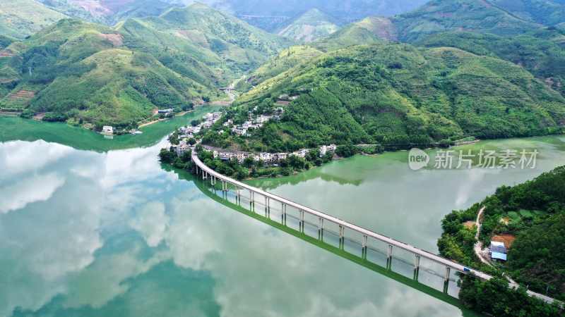 山间水库与蜿蜒公路