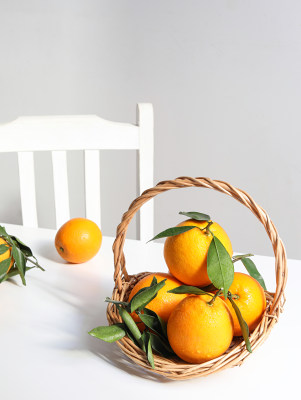 白色桌面上的新鲜水果赣南脐橙