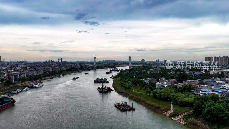 广西贵港郁江行驶货运船只航拍图