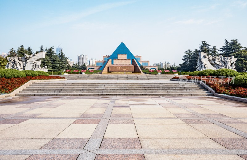 上海龙华烈士纪念馆蓝顶建筑广场全景