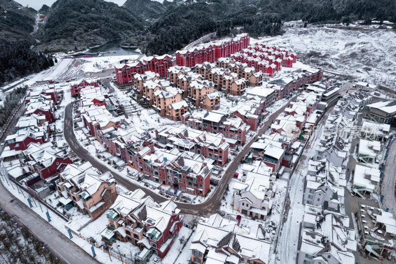 冬天重庆南天湖雪中的小镇