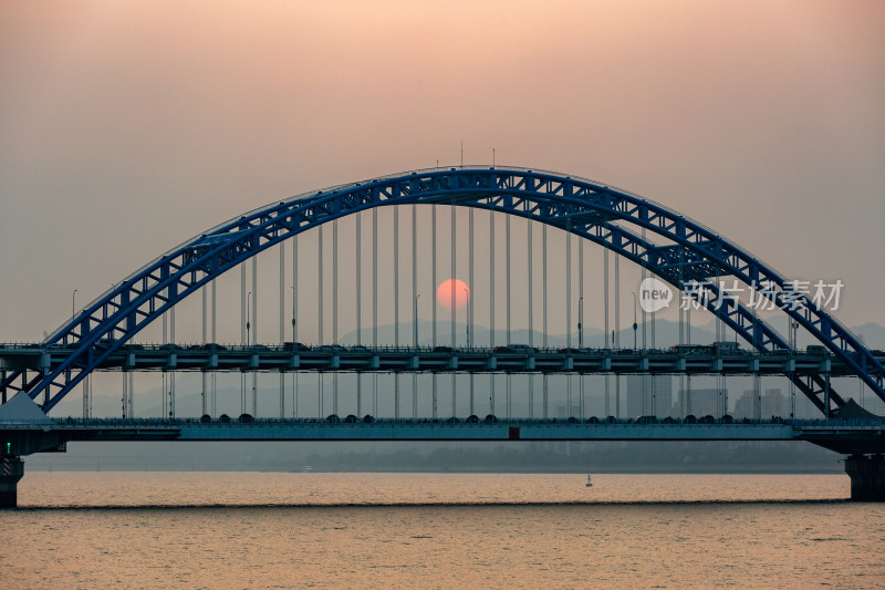 杭州钱塘江上日落小船风景