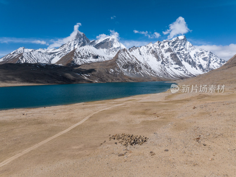 航拍西藏阿玛直米雪山和定结宗措湖