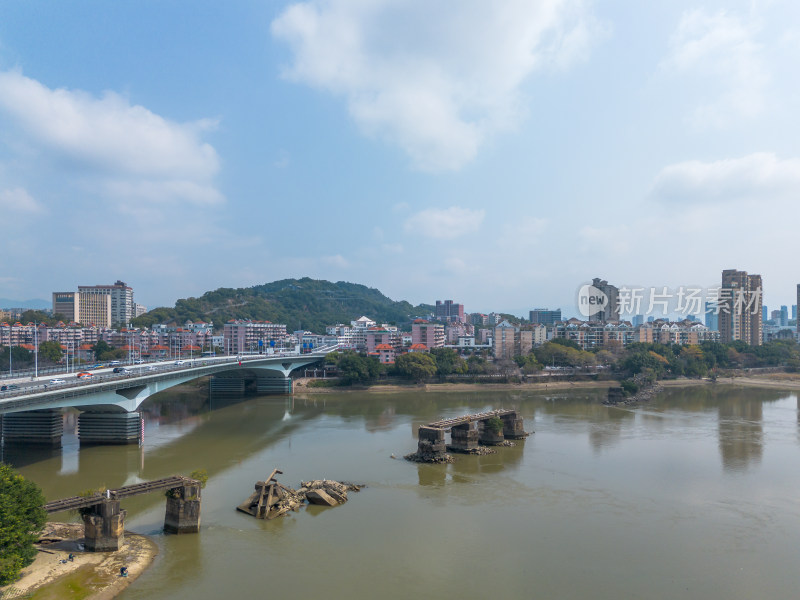 江边城市建筑群风景