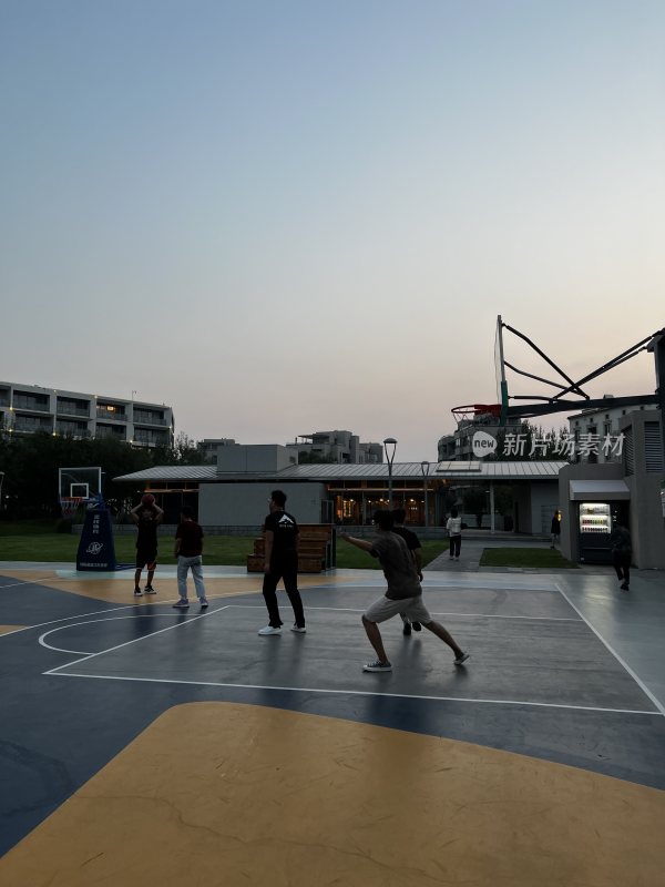 阿那亚操场市民打篮球