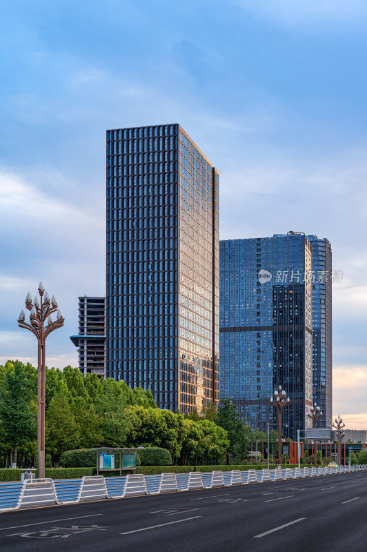 重庆渝北空旷的街道与繁华的写字楼建筑背景