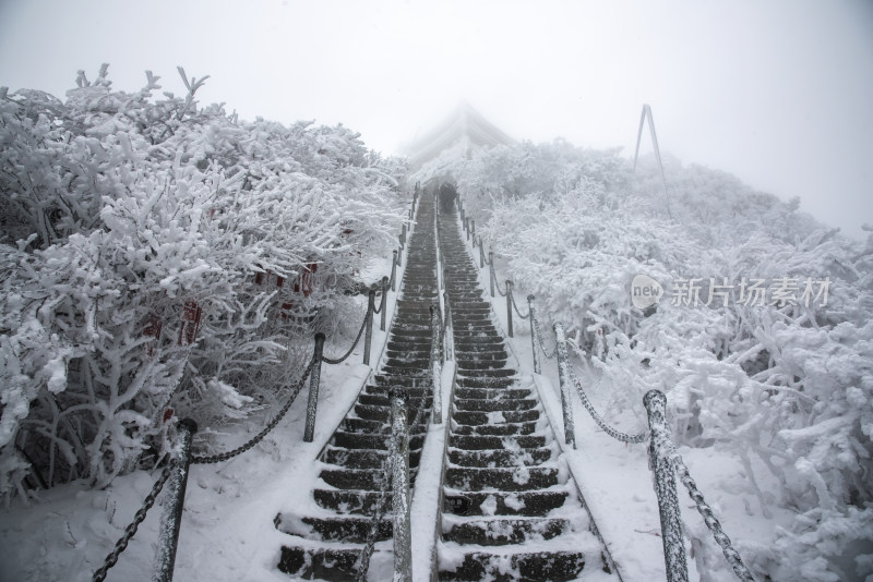 寒冷冬天大雪登山台阶