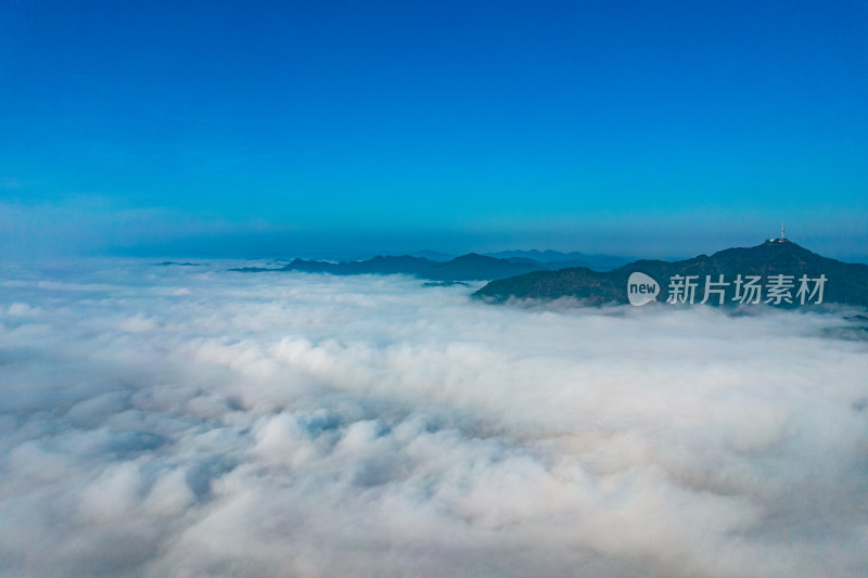 云层之上云海蓝天白云山川航拍摄影图